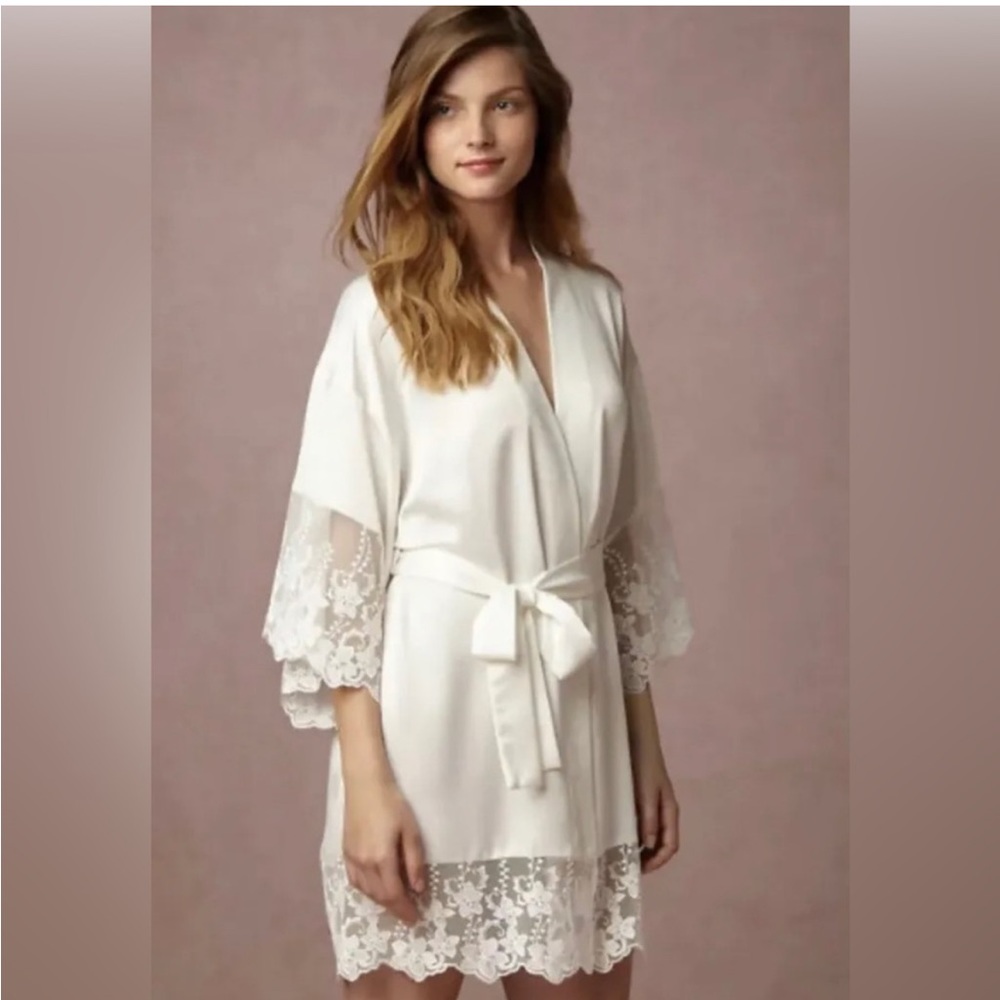 FLORA NIKROOZ Farrah White Lace Trim Satin Robe Size Small BHLDN Anthropologie